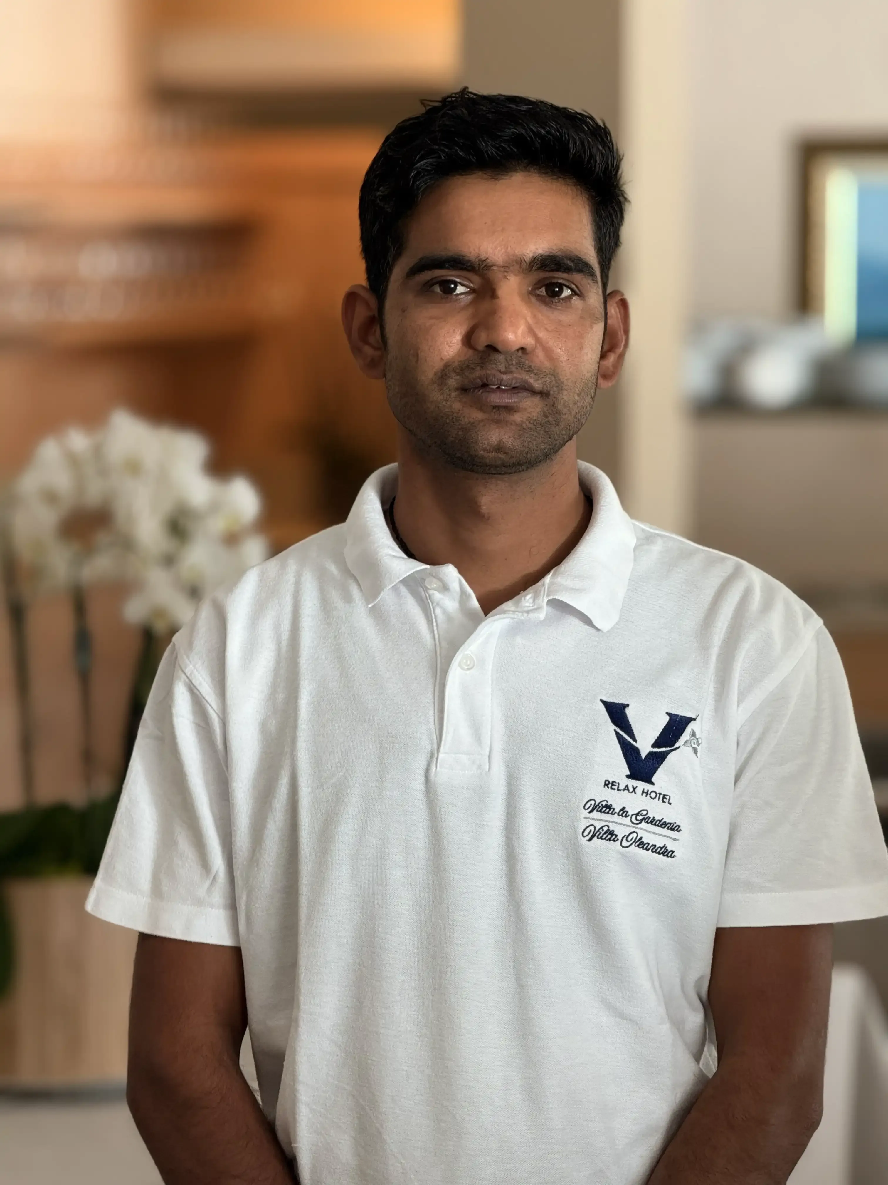 Dipendente dell'hotel Relax in uniforme bianca