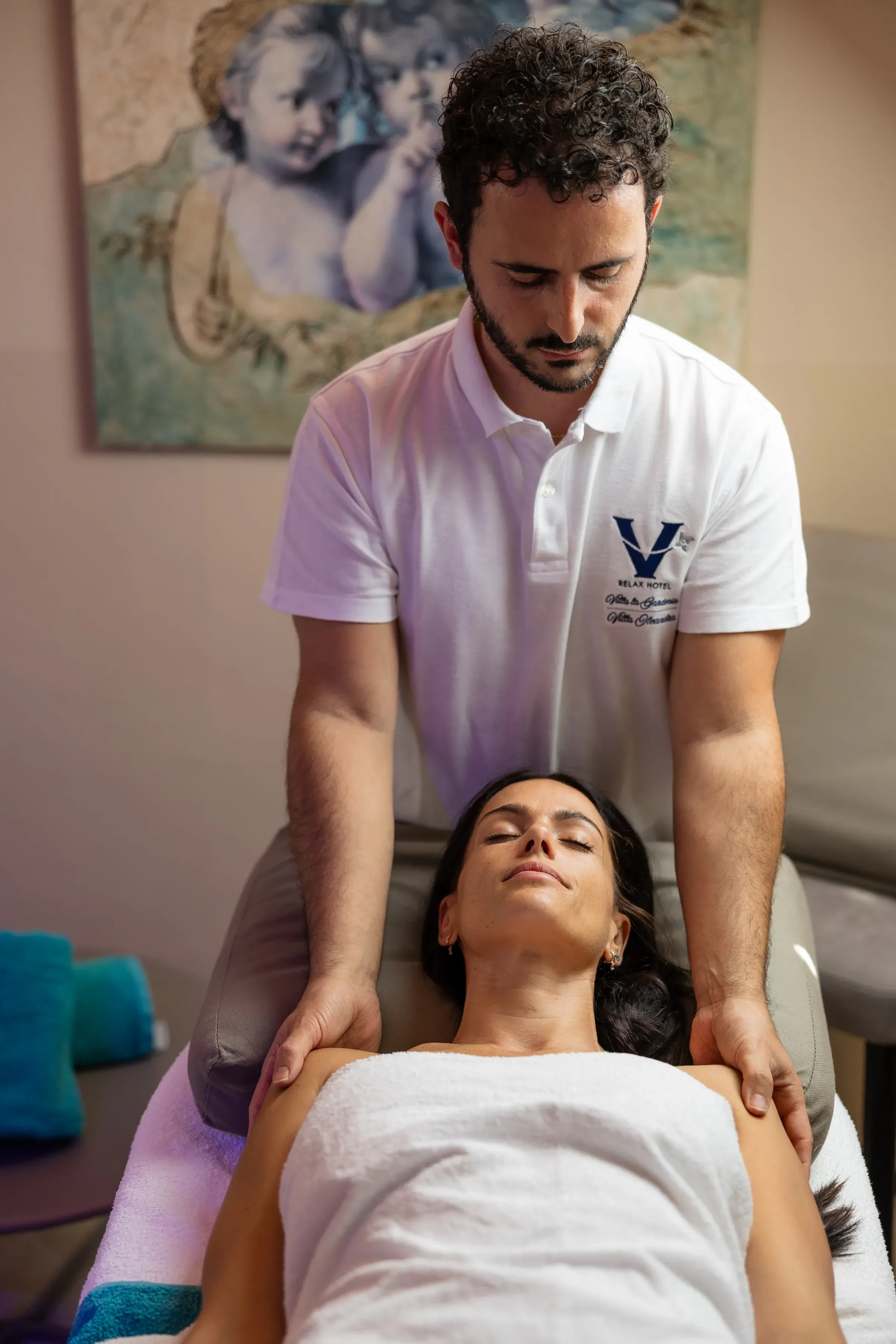 Massaggio alle spalle in un centro benessere di hotel