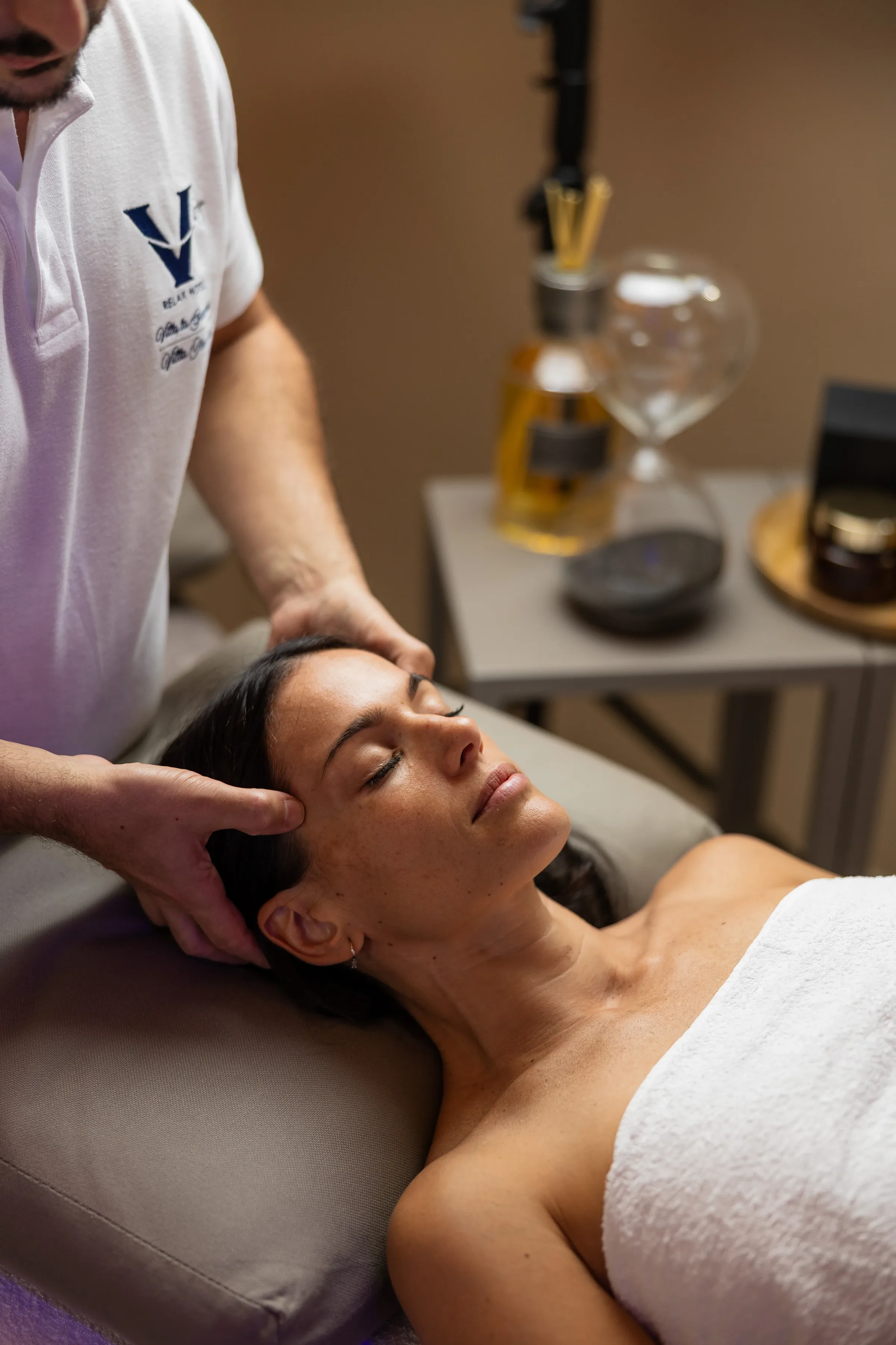 Donna rilassata durante un massaggio alla testa in una spa