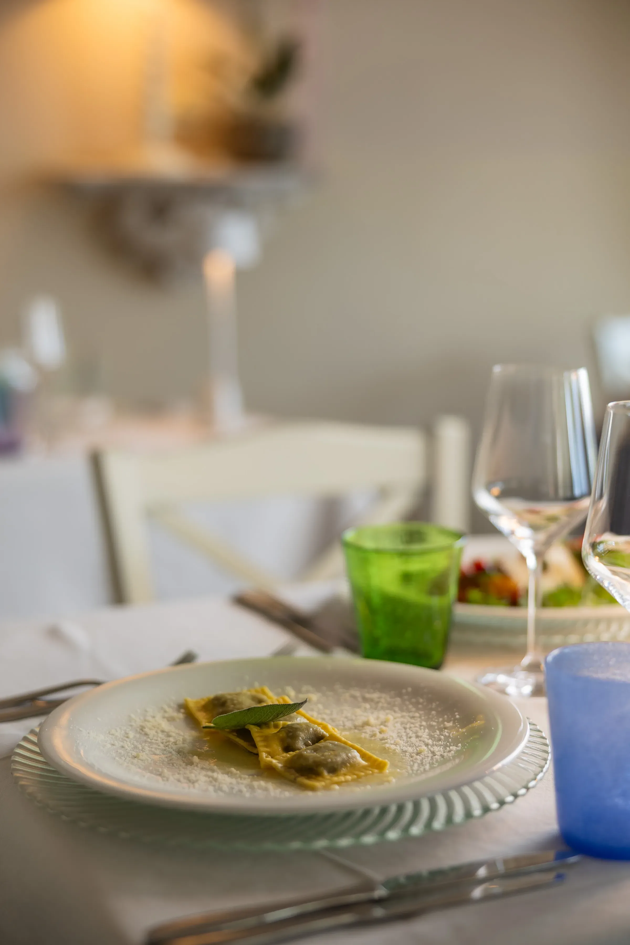Ravioli ripieni serviti su un piatto elegante in un ristorante
