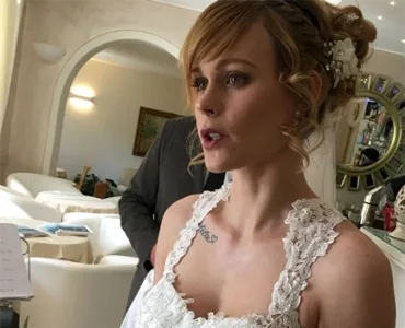 Sposa emozionata con abito bianco in un salone elegante