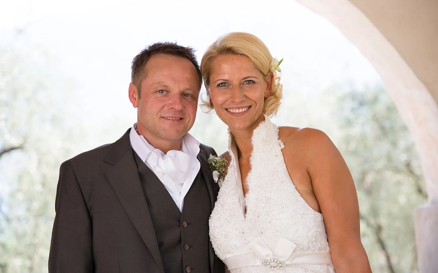 Coppia di sposi sorridenti durante il giorno del matrimonio