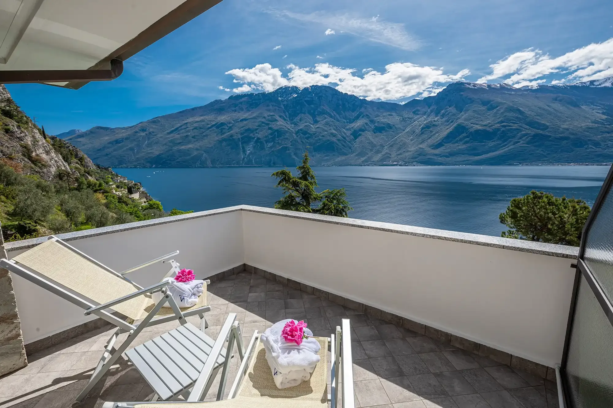 Terrazza con vista panoramica sul lago e sulle montagne